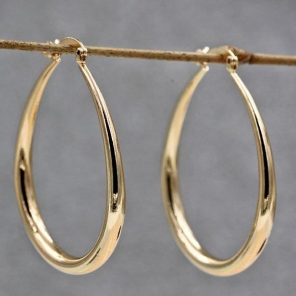**18K Yellow Gold 1.5'' Oval Hoop Earrings - Picture 8 of 11
